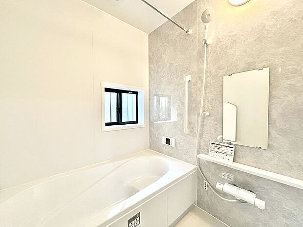 ◆B号棟◆~Bath Room~ 足を伸ばして入浴することが可能!一日の疲れを癒す貴重なバスタイムです。お子様とご一緒でも十分な広さなので、リビングとは違った家族団欒のひと時をお楽しみいただけます。