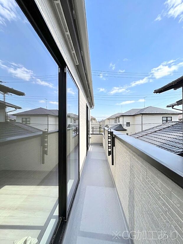 ◆B号棟◆~Balcony~ 大きな空に囲まれた気持ちのいい家。バルコニーを覗くだけで圧倒的な開放感に包まれます。バルコニーは陽がさしこみお布団や洗濯物を気持ちよく干すことができます。