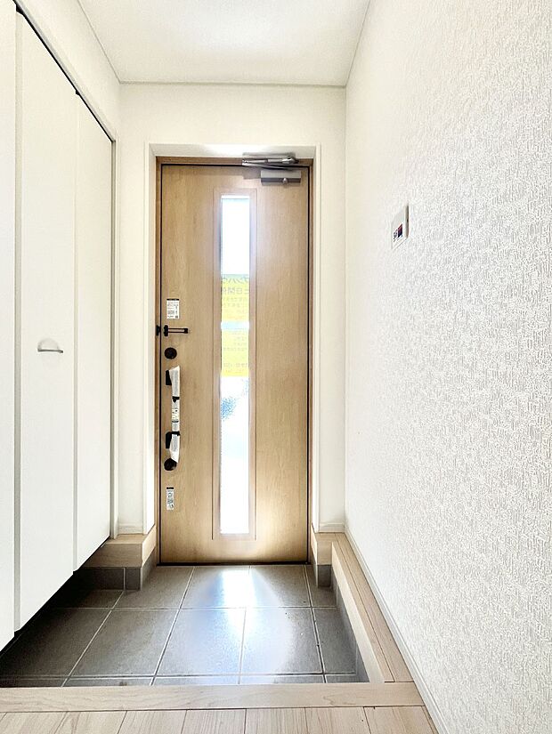 ◆5号棟◆～Entrance～　家の中でお客様を迎える最初の場所である玄関は、家の印象そのものです！豊富な玄関収納で、常に綺麗に保つことが出来ます♪玄関にはたっぷり収納の下駄箱を完備！