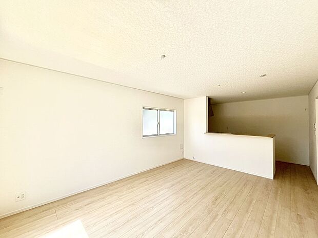 ◆5号棟◆～Living～　陽光あふれる明るい空間です。居心地良く、ご家族皆がゆったり寛げる憩いの空間となりそうです。ご家族の会話も弾み、遅くまでおしゃべりが続いてしまいそう♪
