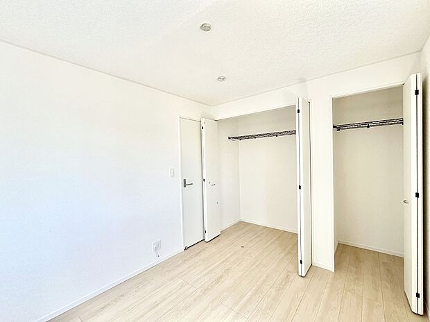 ◆5号棟◆~Bed Room~ 全居室には収納クローゼットを完備!普段使いのお洋服や小物はもちろん、季節物のお洋服などもしっかりと整理整頓おしまい頂けます。 居室空間を広く使用できますね。