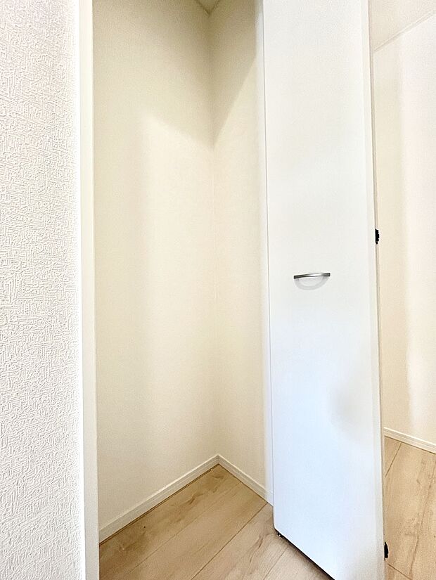 ◆5号棟◆廊下収納。掃除道具や季節の小物を収納することができます。