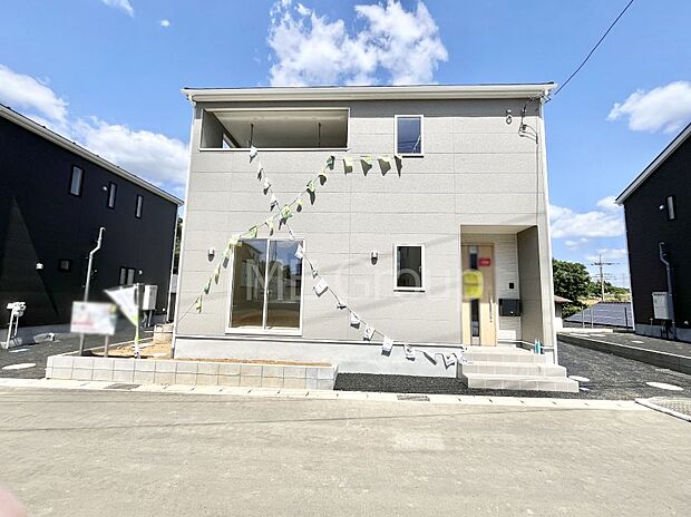 ◆5号棟◆~Exterior~ 閑静な住宅地で子育て家族にピッタリ。 毎日のお散歩も快適な緑に恵まれたエリアで、自然に包まれた穏やかな暮らしを実現するための、ゆとりある住環境が整っています。