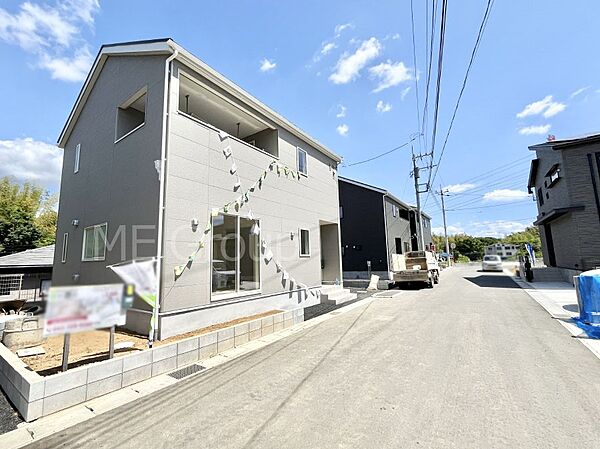～Exterior～　前面道路は閑静な住宅地をはしる車通りの少ない道路。駐車の出し入れもらくらくです！ご不明点・現地見学のご希望は、お気軽にお問い合わせください！