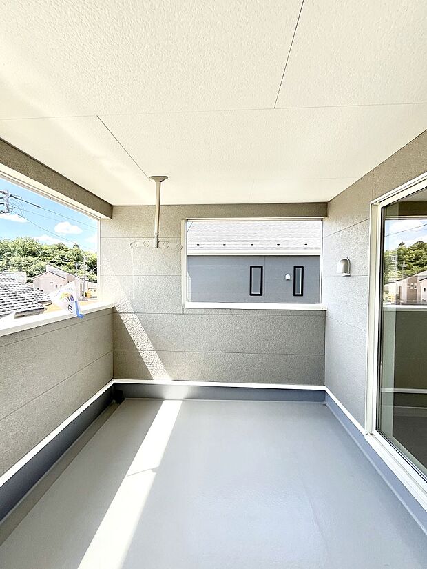 ◆5号棟◆～Balcony～　インナーバルコニーは洗濯物を干すスペースとして急な雨で洗濯物が濡れてしまうのを防いでくれます◎チェアでくつろいだり、夏には周りを気にせずビニールプールが楽しめますね♪