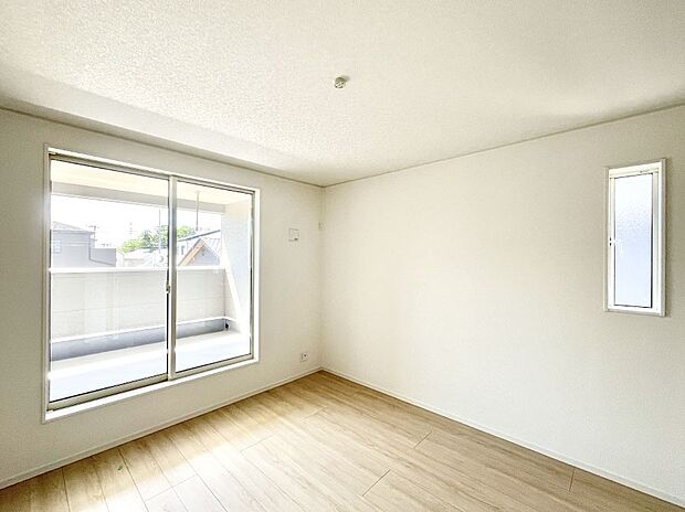 ◆5号棟◆~Bed Room~ 2面採光を確保した明るい室内は、風通しも良く、大変居心地の良い空間となっております。爽やかな風を感じて起きる朝は、快適生活の始まりに!日当たりが良い住まい♪