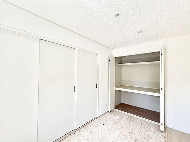 ◆5号棟◆~Japanese Room~ LDK隣接の和室は、アイロンがけなど奥様の家事スペースとして、また小さなお子様のいるご家庭ではお昼寝やおむつ替えの場としてご活用いただけます。