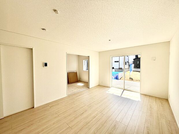 ◆5号棟◆～Living～　飽きの来ないシンプルでおしゃれなLDK。大きな窓から日差しが差し込むので室内も明るく、家族の憩いの場としてピッタリです。開放感と日当たりの良さを是非ご覧ください！