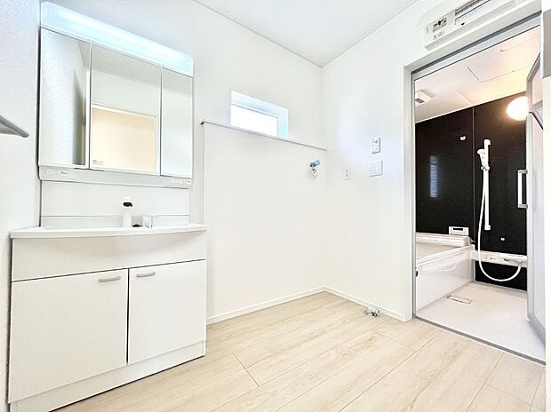 ◆5号棟◆～Dressing Room～　暗くなりがちな洗面所も窓があると採光と換気が可能なので気持ちよくお使い頂けます。三面鏡タイプの洗面台は鏡裏収納で散らかりがちな洗面所もスッキリ♪