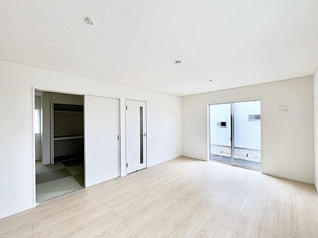 ◆2号棟◆~Living~ 飽きの来ないシンプルでおしゃれなLDK。大きな窓から日差しが差し込むので室内も明るく、家族の憩いの場としてピッタリです。開放感と日当たりの良さを是非ご覧ください!