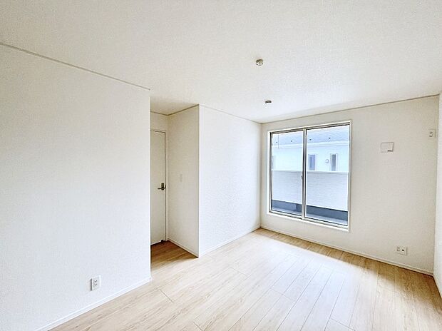 ◆2号棟◆~Bed Room~ 「今日も一日お疲れ様」とご夫婦でゆったりくつろげる寝室。毎日の家事やお仕事に疲れた日はフカフカのベットで癒されてください。本棚をおいても快適な広さが自慢♪