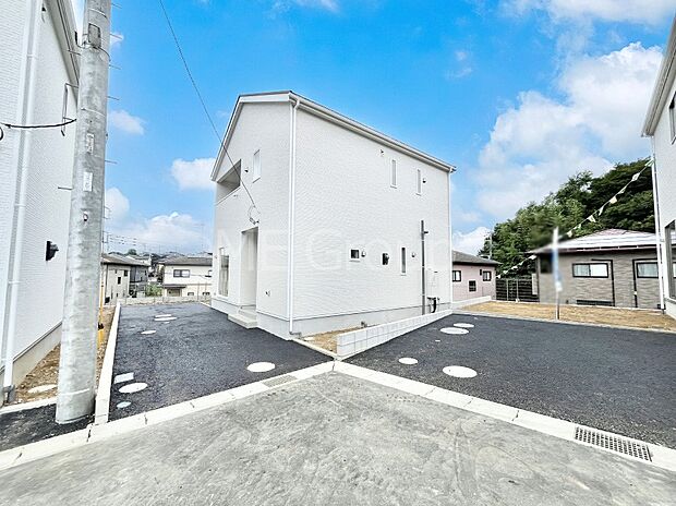 ～Exterior～　前面道路は閑静な住宅地をはしる車通りの少ない道路。駐車の出し入れもらくらくです！ご不明点・現地見学のご希望は、お気軽にお問い合わせください！