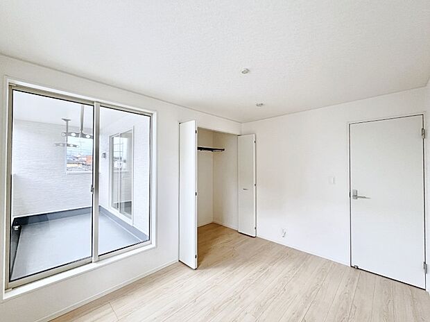 ◆2号棟◆~Bed Room~ マンションと違い部屋数が多いのが戸建てのメリットです。ご家族が増えたことで手狭に感じていた住まいも戸建てでは各居室プライバシーを保つことができます。