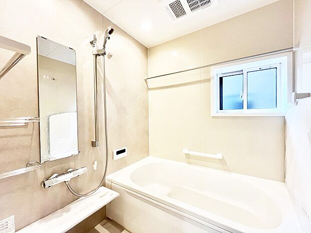 ◆1号棟◆~Bath Room~ 窓付きのバスルームは、採光もあり明るく気持ちの良い空間です。窓があることで、換気環境も良好。ゆったり寛げるバスルームで、毎日のバスタイムが楽しみになりそうです。