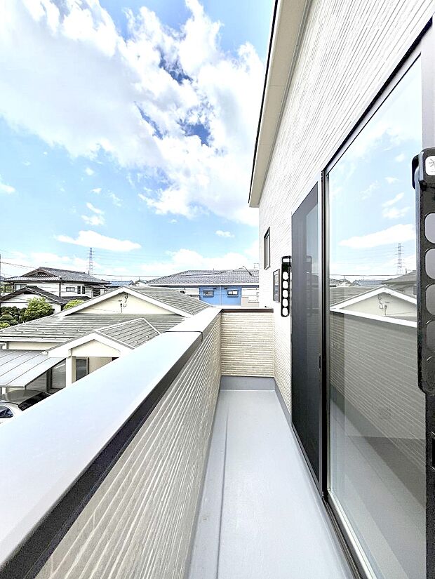 ◆1号棟◆~Balcony~ バルコニーは温かい陽がさしこみ、お布団や洗濯物を気持ちよく干すことができます。使いやすく開放的なバルコニーです♪陽ざしがたっぷり降り注ぐ、バルコニー付き住まい。