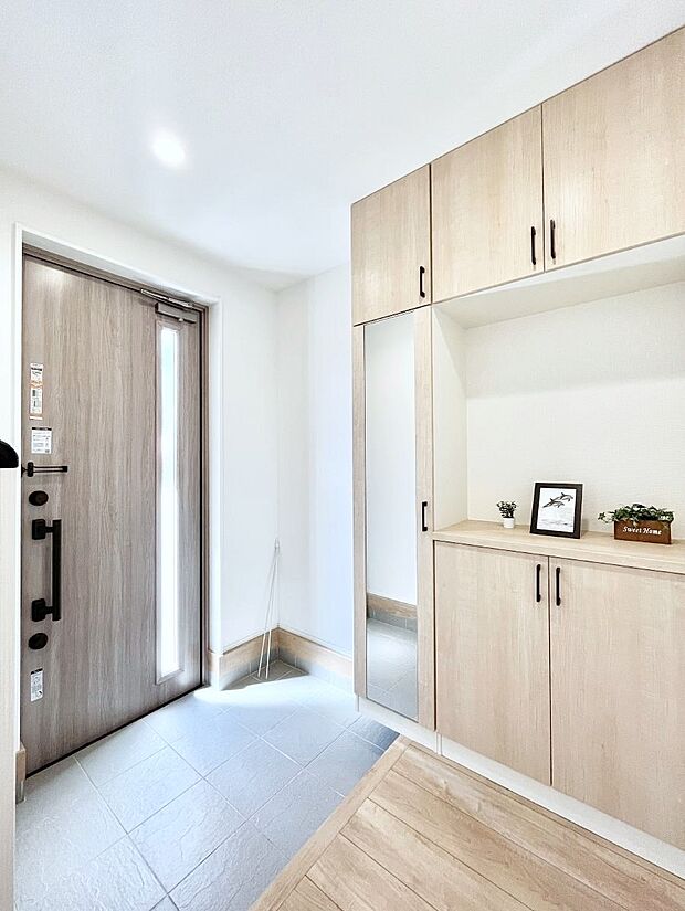 ミラー付きシューズボックスはお出かけ前の身だしなみチェックに便利