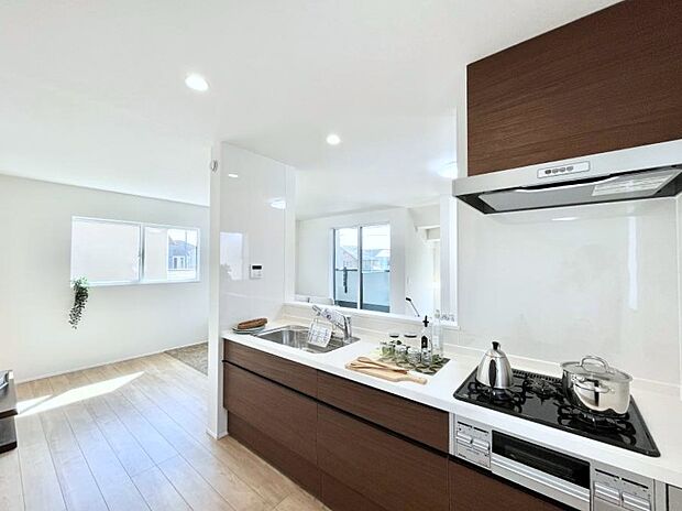 リビングで遊ぶお子様を見守りながらお料理ができる対面キッチン。