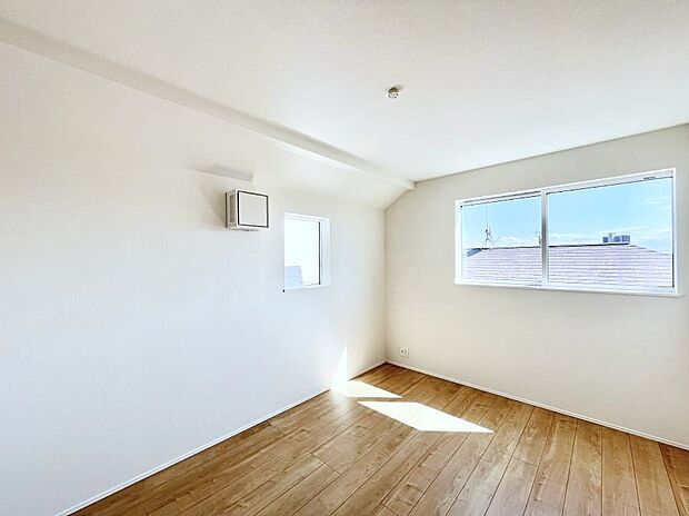 窓からのやさしい光が心地よいプライベートルーム