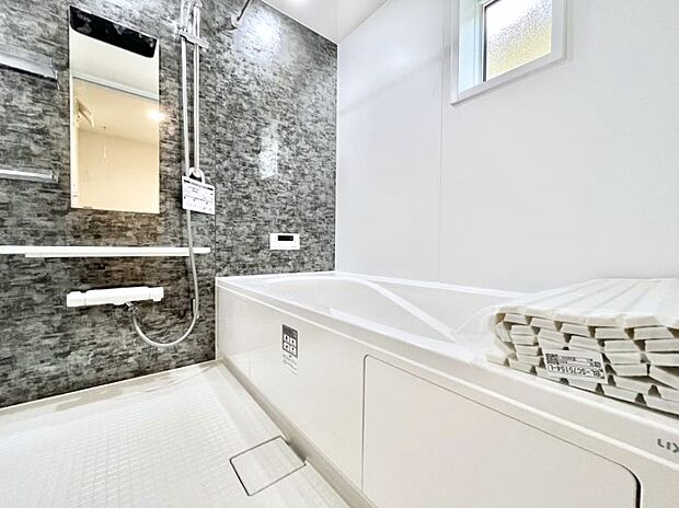 ◆2号棟◆~Bath Room~ 窓付きのバスルームは、採光もあり明るく気持ちの良い空間です。窓があることで、換気環境も良好。ゆったり寛げるバスルームで、毎日のバスタイムが楽しみになりそうです。