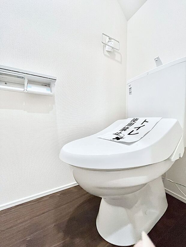 ◆2号棟◆~Toilet~ 清潔感のある水回り♪トイレはウォシュレット付きです◎トイレは毎日使わざるを得ないもの。いつも清潔を保ちたいですね。トイレが2ヶ所あるので朝の混雑時に便利です!