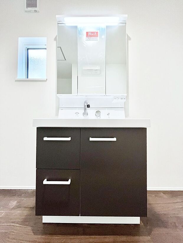 ◆2号棟◆~Dressing Room~ 暗くなりがちな洗面所も窓があると採光と換気が可能なので気持ちよくお使い頂けます。三面鏡タイプの洗面台は鏡裏収納で散らかりがちな洗面所もスッキリ♪