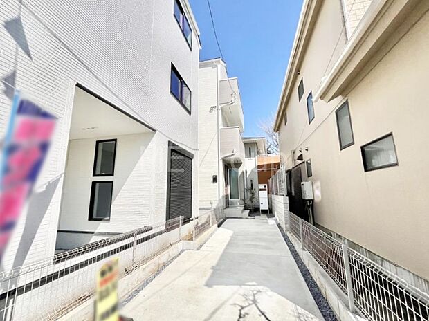 ◆2号棟◆～Exterior～  閑静な住宅地で子育て家族にピッタリ。  毎日のお散歩も快適な緑に恵まれたエリアで、自然に包まれた穏やかな暮らしを実現するための、ゆとりある住環境が整っています。