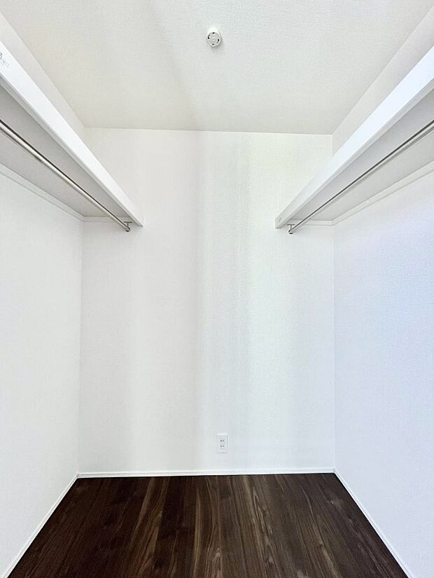 ◆2号棟◆～Walk-in Closet～　たくさんの洋服をかけてもシワになりにくいウォークインクローゼット。洋服以外にも、普段使わない家電やスーツケース、ストック品など何でも片付く嬉しい空間です。