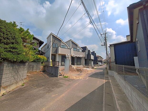 ~Exterior~ 前面道路は閑静な住宅地をはしる車通りの少ない道路。駐車の出し入れもらくらくです!ご不明点・現地見学のご希望は、お気軽にお問い合わせください!