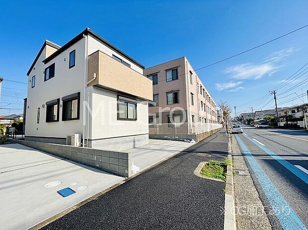 ~Exterior~ 前面道路は閑静な住宅地をはしる車通りの少ない道路。駐車の出し入れもらくらくです!ご不明点・現地見学のご希望は、お気軽にお問い合わせください!