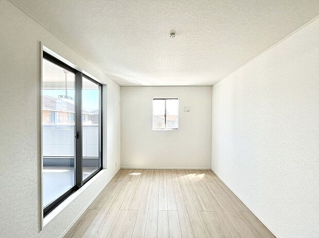 ◆1号棟◆～Bed Room～　2面採光を確保した明るい室内は、風通しも良く、大変居心地の良い空間となっております。爽やかな風を感じて起きる朝は、快適生活の始まりに！日当たりや通風がとても良い住まい♪