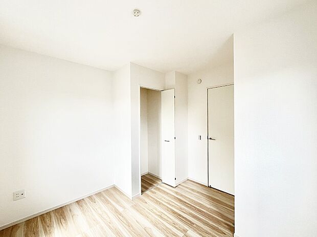 ～Bed Room～　子供部屋はお子様にとって大変重な役割があります。子供一人で過ごす空間を与えることで、宿題や勉強時間も自然と増えまた自ら部屋の片付けや掃除なども促すことに繋がります。