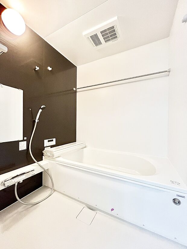 ～Bath Room～　落ち着いた雰囲気の浴室で明日に向けてリフレッシュ。浴室乾燥機能も付いているので隣の洗濯機置き場で洗い上がった洗濯物を、雨の日も天気を気にせず乾燥させることも可能です。