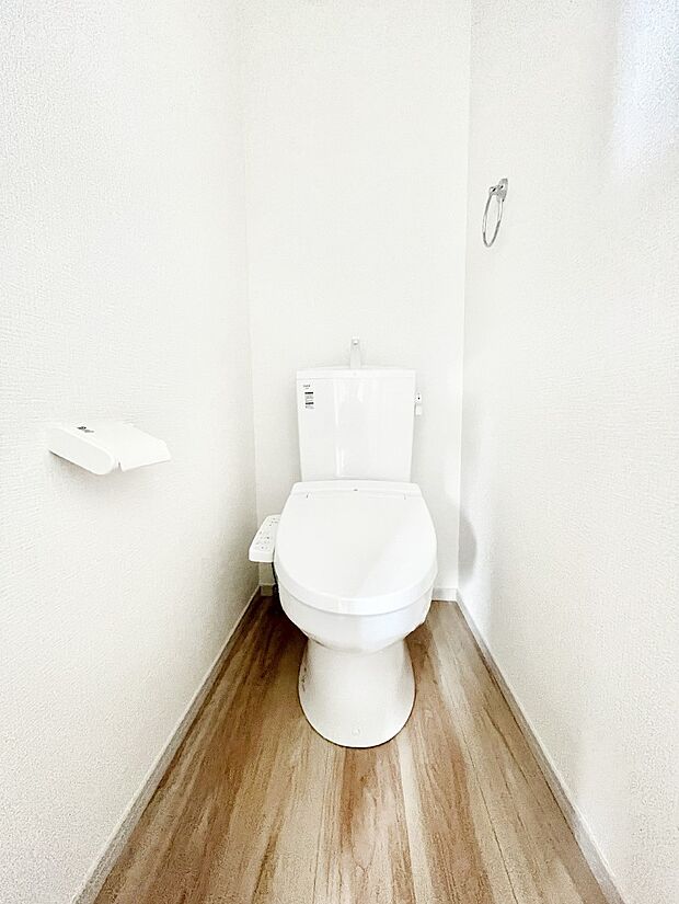 ～Toilet～　綺麗・スッキリ・快適なウォシュレット付トイレでくつろげる空間です。トイレは毎日使わざるを得ないもの。いつも清潔を保ちたいですね。トイレが2ヶ所あるので朝の混雑時に便利です！