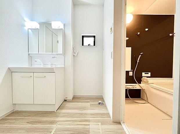 ～Dressing Room～　暗くなりがちな洗面所も窓があると採光と換気が可能なので気持ちよくお使い頂けます。三面鏡タイプの洗面台は鏡裏収納で散らかりがちな洗面所もスッキリ♪