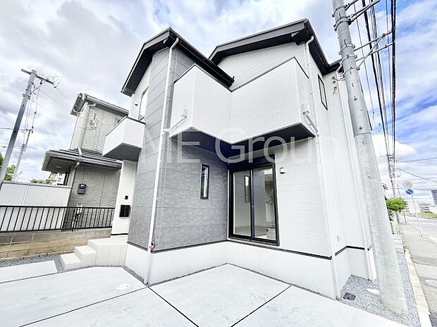 ~Exterior~ 堂々たる趣ながら、主張し過ぎずどこか余裕を感じさせるシャープなフォルムで佇む邸宅は、晴天の空と照らし合わせる事で、本来あるべき完成形の姿を見せてくれます。