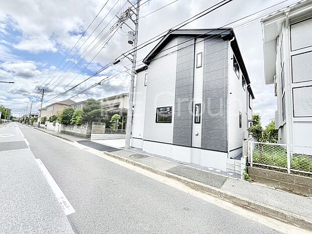~Exterior~ 前面道路:北東 9m 公道 前面道路は閑静な住宅地をはしる車通りの少ない道路。駐車の出し入れもらくらくです!ご不明点・現地見学のご希望は、お気軽にお問い合わせください!