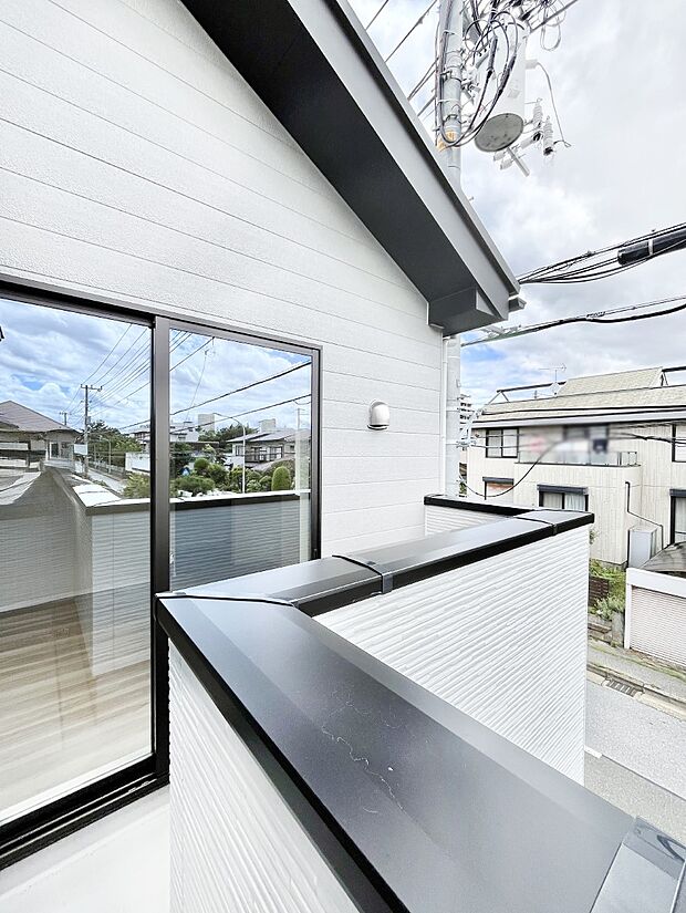 ~Balcony~ バルコニーは温かい陽がさしこみ、お布団や洗濯物を気持ちよく干すことができます。 使いやすく開放的なバルコニーです♪陽ざしがたっぷり降り注ぐ、バルコニー付き住まい。