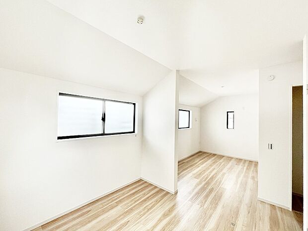 ～Bed Room～　お子様の成長に合わせて住まいのレイアウトも変わります。思春期のプライバシーを重視したり、成長に合わせて机やベットを配置したり。将来を見越しての住まい選びも大切です。