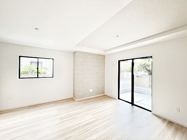 ～Living～　豊かな陽光がこの場所を照らしだす。光溢れるこの空間はみんなの笑顔が集う場所、時を忘れ、つきることのないたわいもない会話を楽しむ時間、たくさんの思いが綴られる場所。