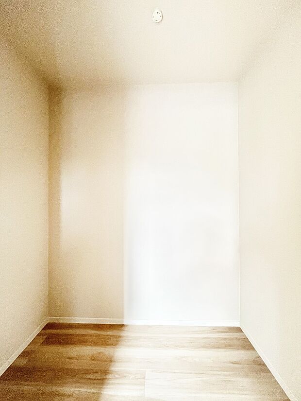 ～Walk-in Closet～　必要なものやコーディネートを一覧して確認でき、身支度や準備が短時間で済むウォークインクローゼットを設置しました。家の中をすっきりとさせる便利な収納スペースです。