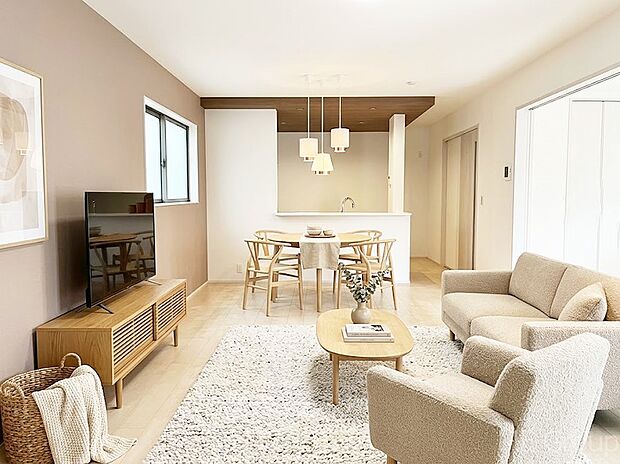 落ち着いた雰囲気のLDKは家族みんなの快適空間※家具はCGです