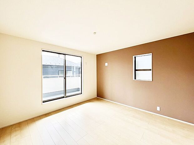 バルコニーが開放感をプラスしてくれる洋室