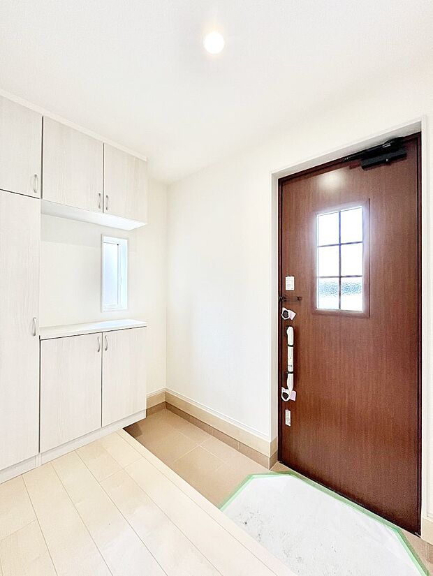 下駄箱はご家族の写真や季節のインテリアで飾り棚として演出できます