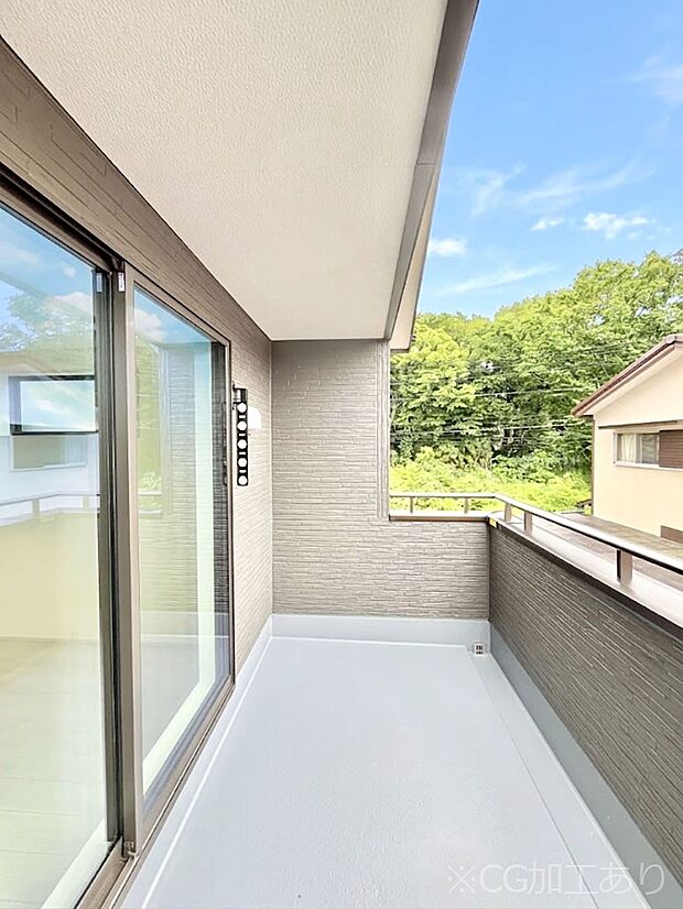 南向きのバルコニー!ご家族の洗濯物はもちろん、お布団もたっぷり干せます!