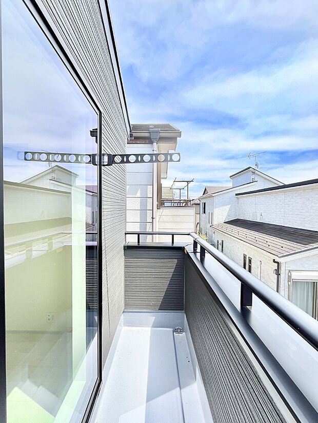 ゆったりバルコニーだから沢山お洗濯ものを干せます。