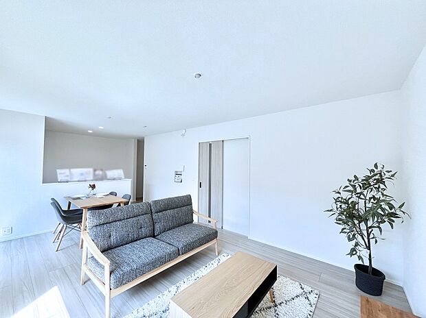 ~Living~ 家族の食事や団らんのほか、子どもを遊ばせたり、友人を招いたりするLDKは住まいの中心。長時間過ごす場所だから、その空間は住まい全体の居心地を左右します。