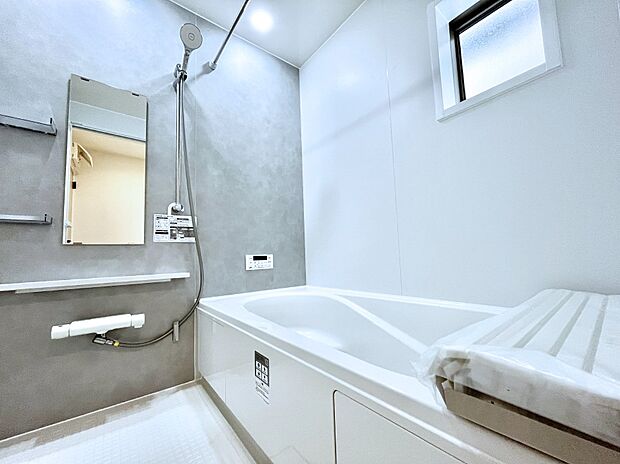 ~Bath Room~ ゆったりと足を伸ばして入浴することが可能!一日の疲れを癒す貴重なバスタイムです。お子様とご一緒でも十分な広さなので、リビングとは違った家族団欒のひと時をお楽しみいただけます。