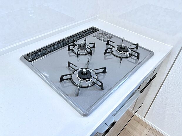 ガスコンロはSiセンサー搭載。火力調節や焦げ付き・消し忘れも防いでくれます。