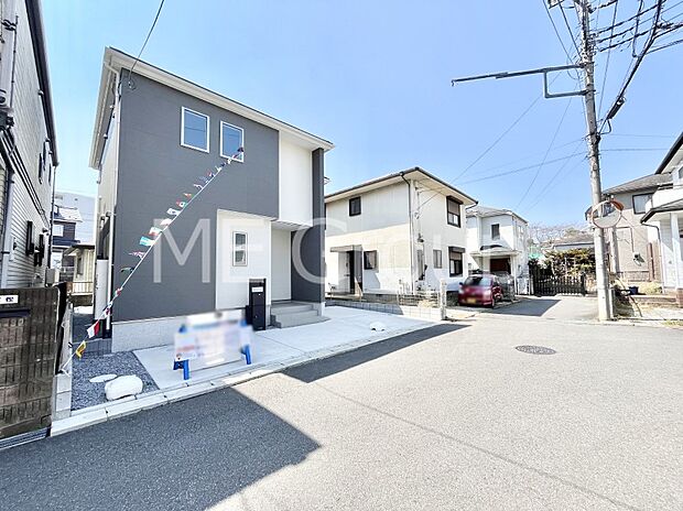 ~Exterior~ 前面道路:北 5.5m 公道 前面道路は閑静な住宅地をはしる車通りの少ない道路。駐車の出し入れもらくらくです!ご不明点・現地見学のご希望は、お気軽にお問い合わせください!