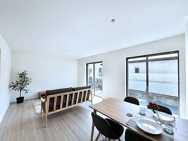 大きな窓からたっぷりの陽光と風を感じられるリビング